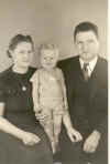 Gladys & Roger Weir with son Carl abt 1943.jpg (1390007 bytes)